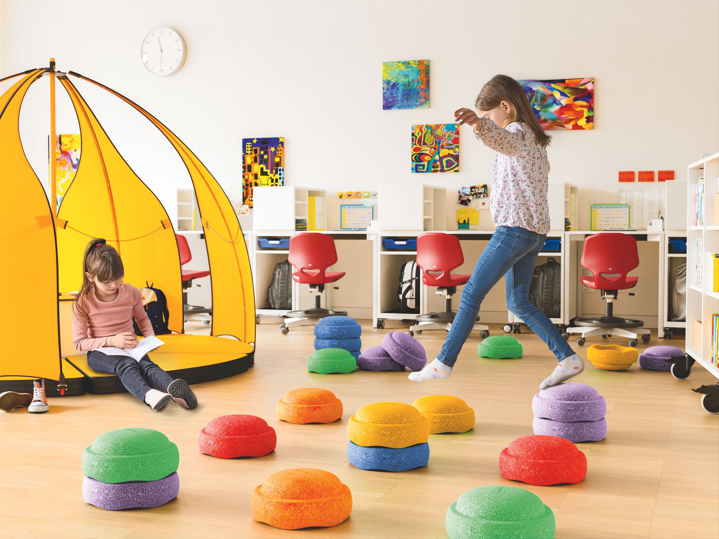 Deux filles apprennent et jouent avec des éléments de sol multifonctionnels comme les briques empilables Stapelstein et la tente Leaf de FloorFriends de VS.