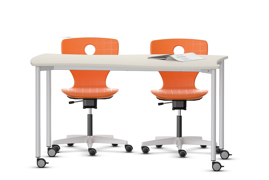 The mobile four-legged table from the Shift+ series by VS with two orange PantoMove-LuPo swivel chairs