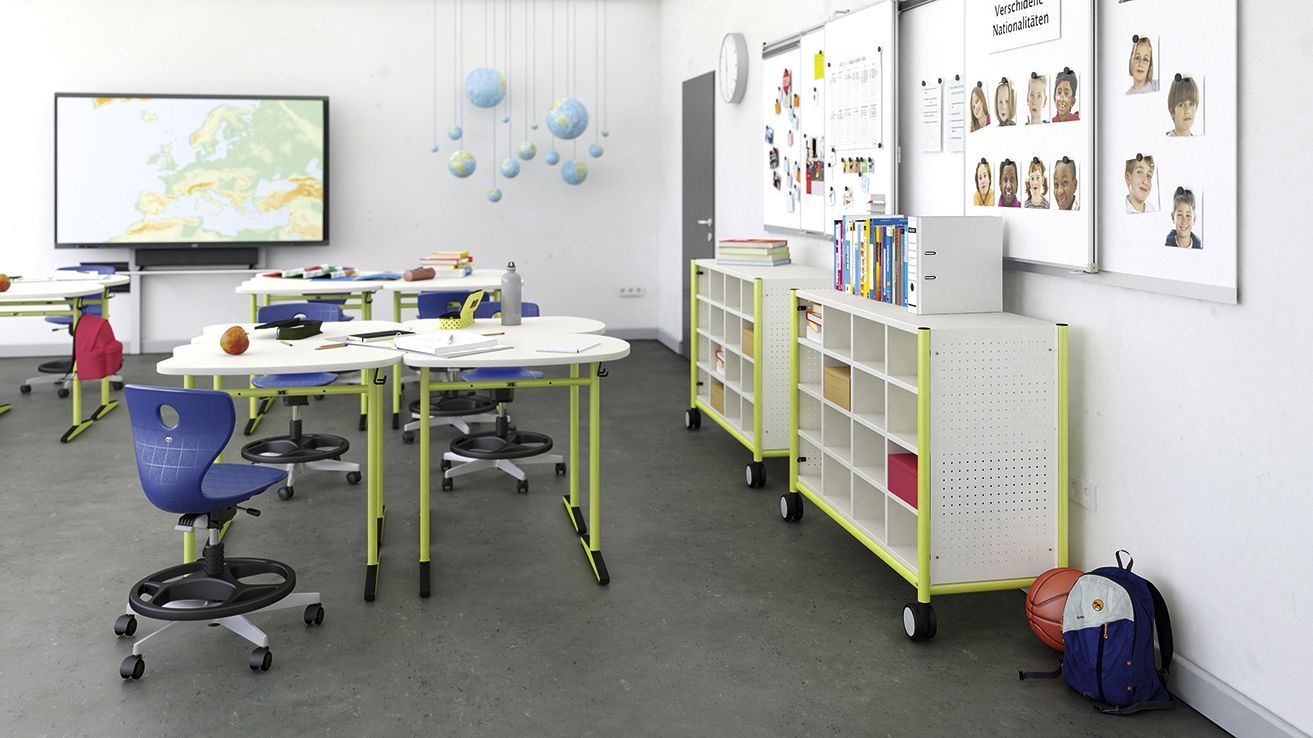 Klassenzimmer mit Freiform-Kufentischen und höhenverstellbaren Schülerdrehstühlen mit Fußkreuz für alle Altersgruppen