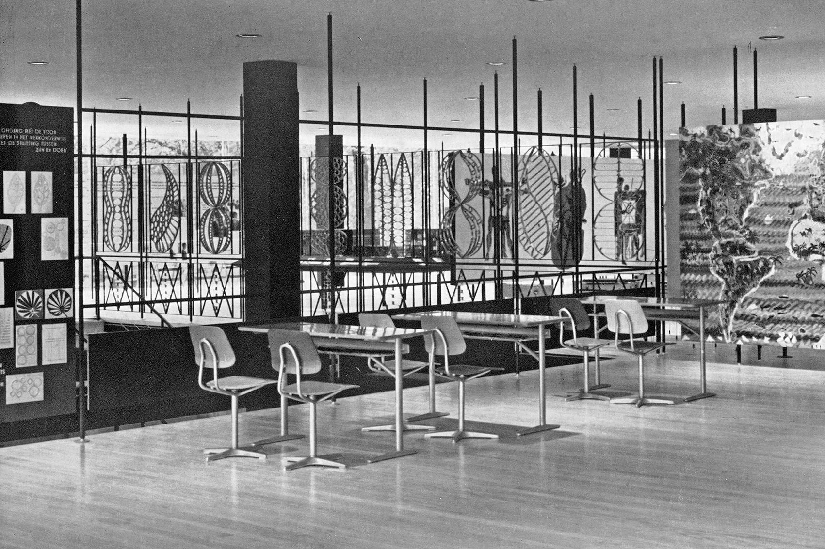 Schultische kombiniert mit Drehstühlen aus Stahlrohr nach dem Entwurf von Falk Müller im deutschen Pavillon der Brüsseler Weltausstellung 1958.