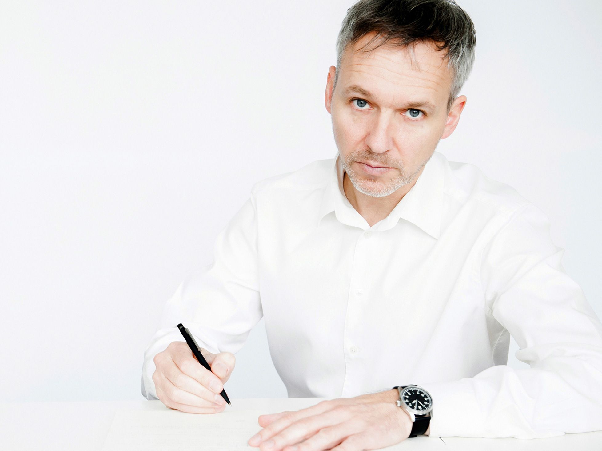Portrait des Designers Nicolai Fuhrmann, der den NF-Stuhl entworfen hat