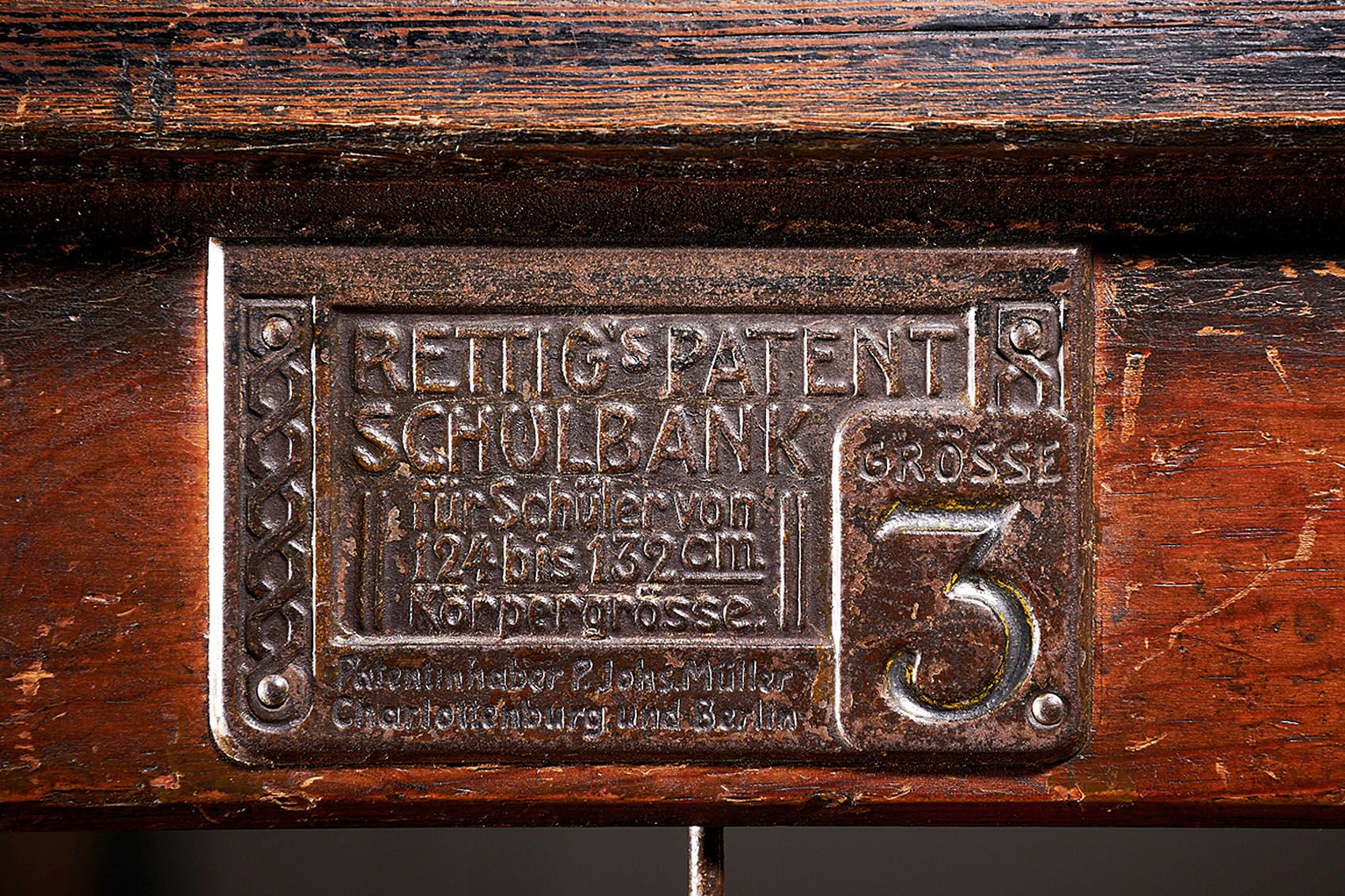 Close-up of the metal sign on a Rettig bench with details of the patent and size