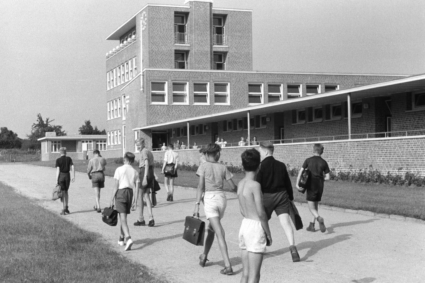 Black-and-white photograph of the Goethe School in Kiel by Rudolf Schroeder, 1948-1950