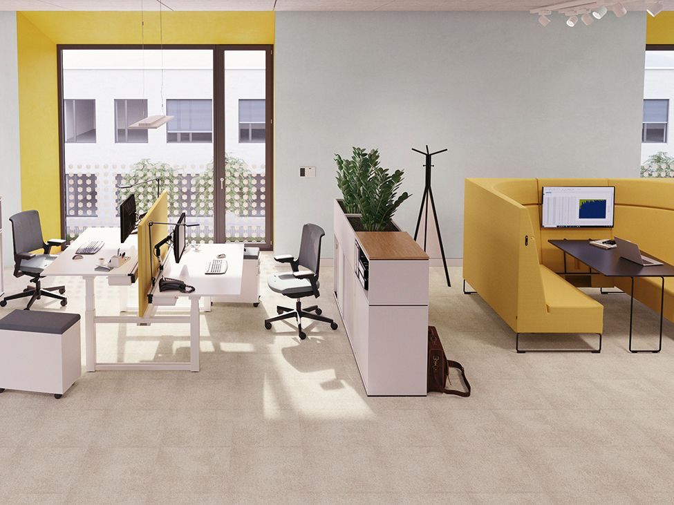 offene Bürolandschaft mit Doppelarbeitsplätzen und Besprechungsecke in HiBack-Sesseln der Lounge Serie