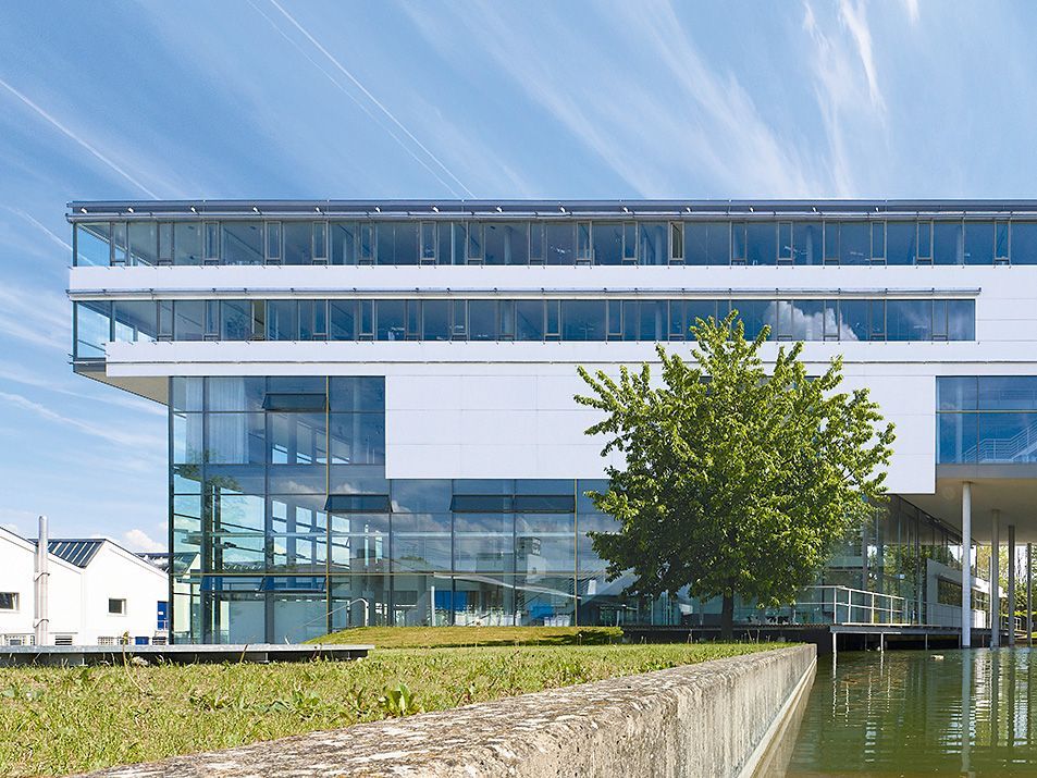 Das neue Verwaltungsgebäude von VS in Tauberbischofsheim von der Seite