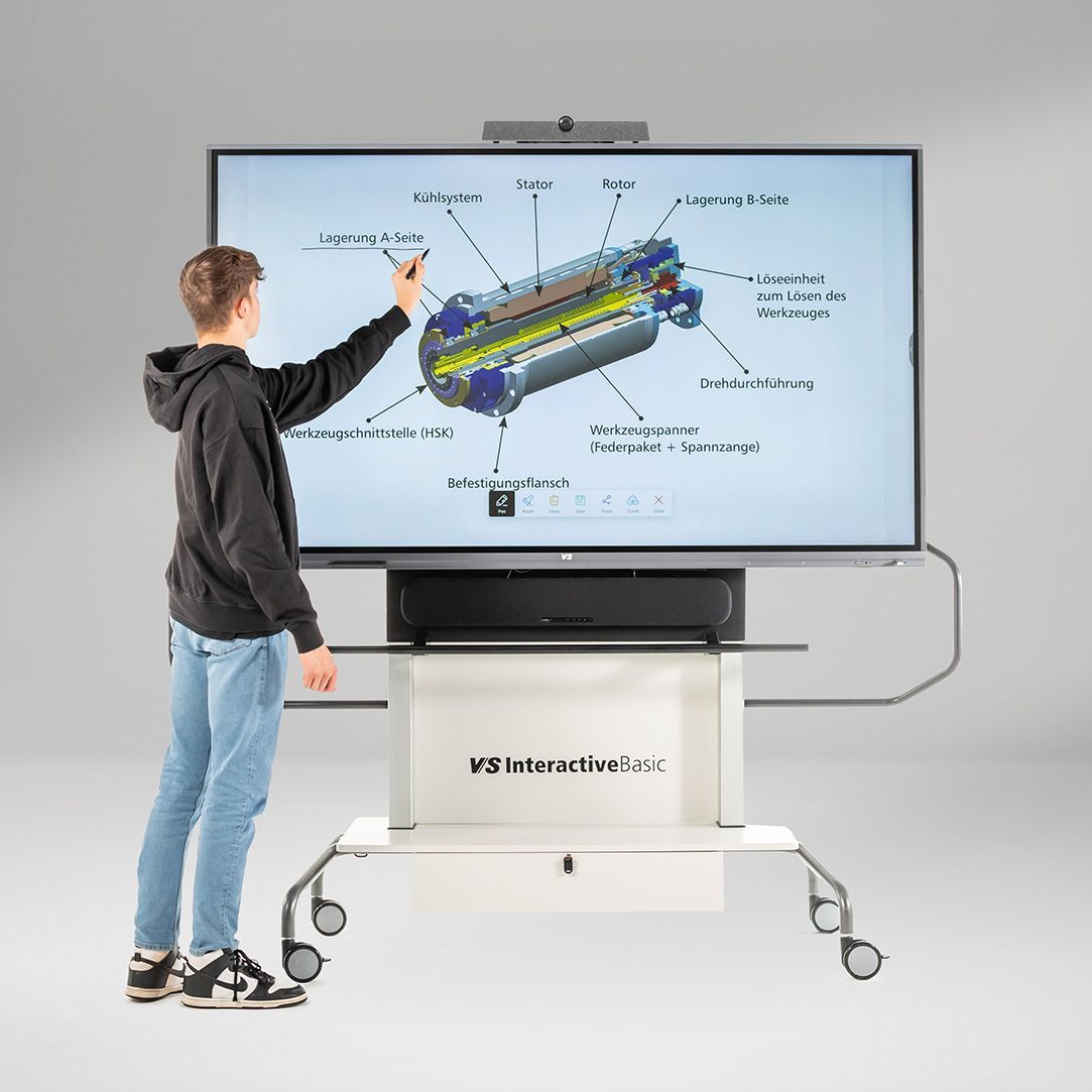 Ein Junge hält eine Präsentation am interaktiven Whiteboard InteractiveBasic von VS