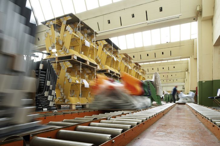 Chairs and frames being transported on roller conveyors of the VS conveyor system