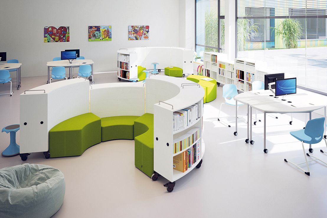 Learning room with mobile furniture from the Shift+ series by VS, light blue JUMPER chairs and green upholstered seats