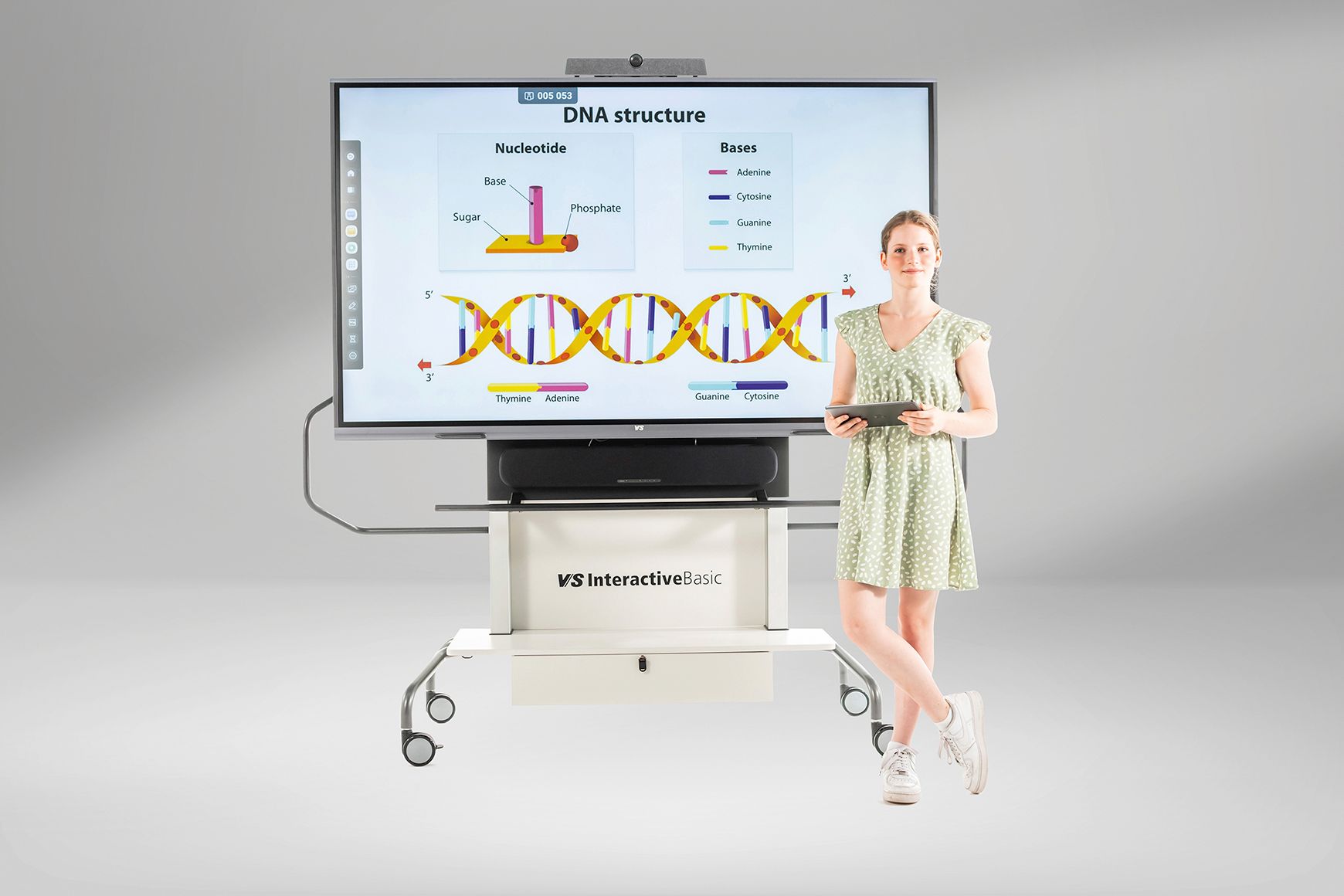 Eine Schülerin präsentiert am interaktiven Whiteboard InteractiveBasic von VS