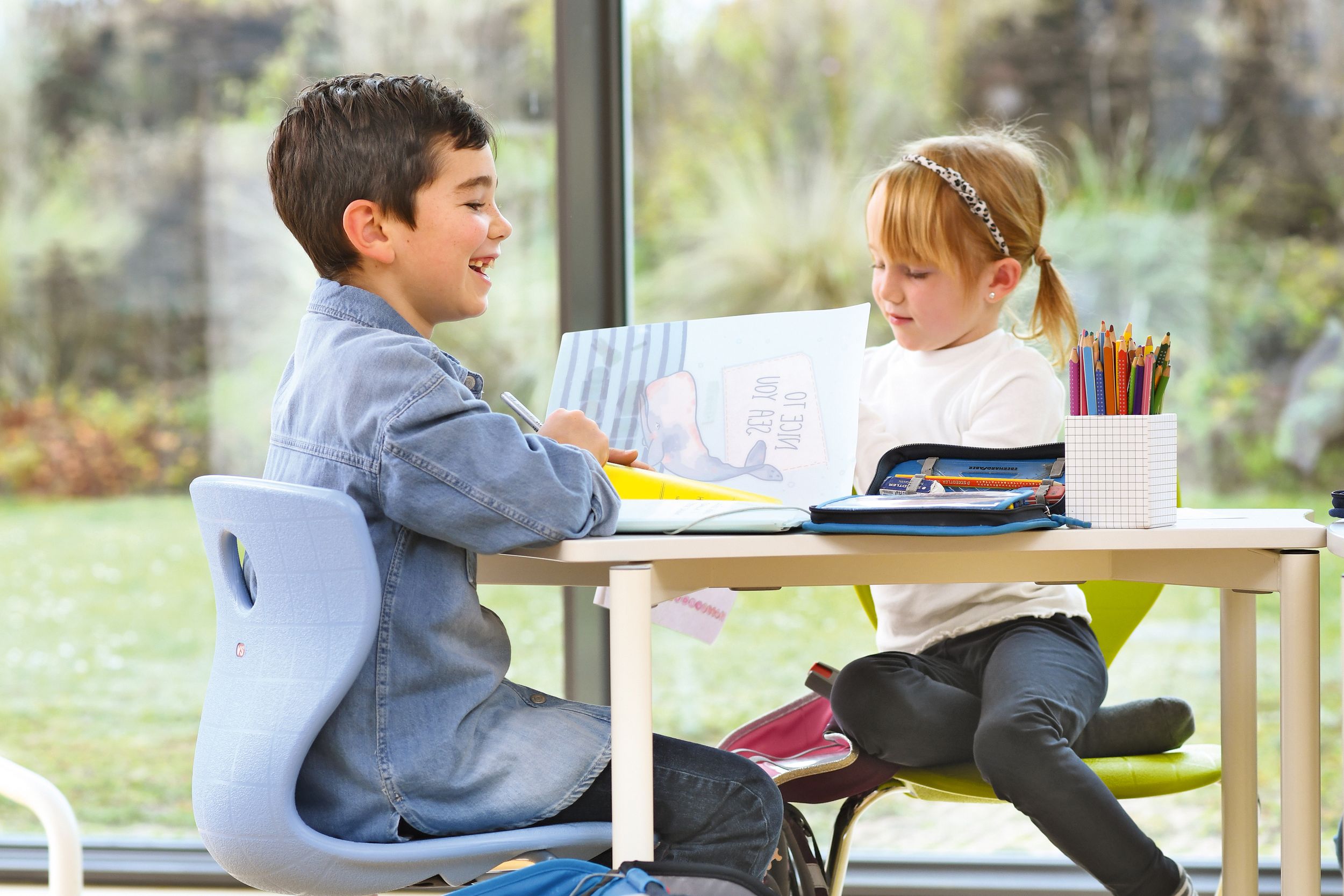 Junge und Mädchen in der Schule