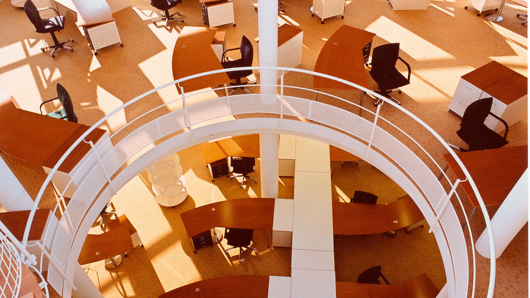 A view from above onto an office with desks with a characteristic free-form surface, designed by architects Günter Behnisch and Hubertus Eilers for Leybold AG and developed together with VS.