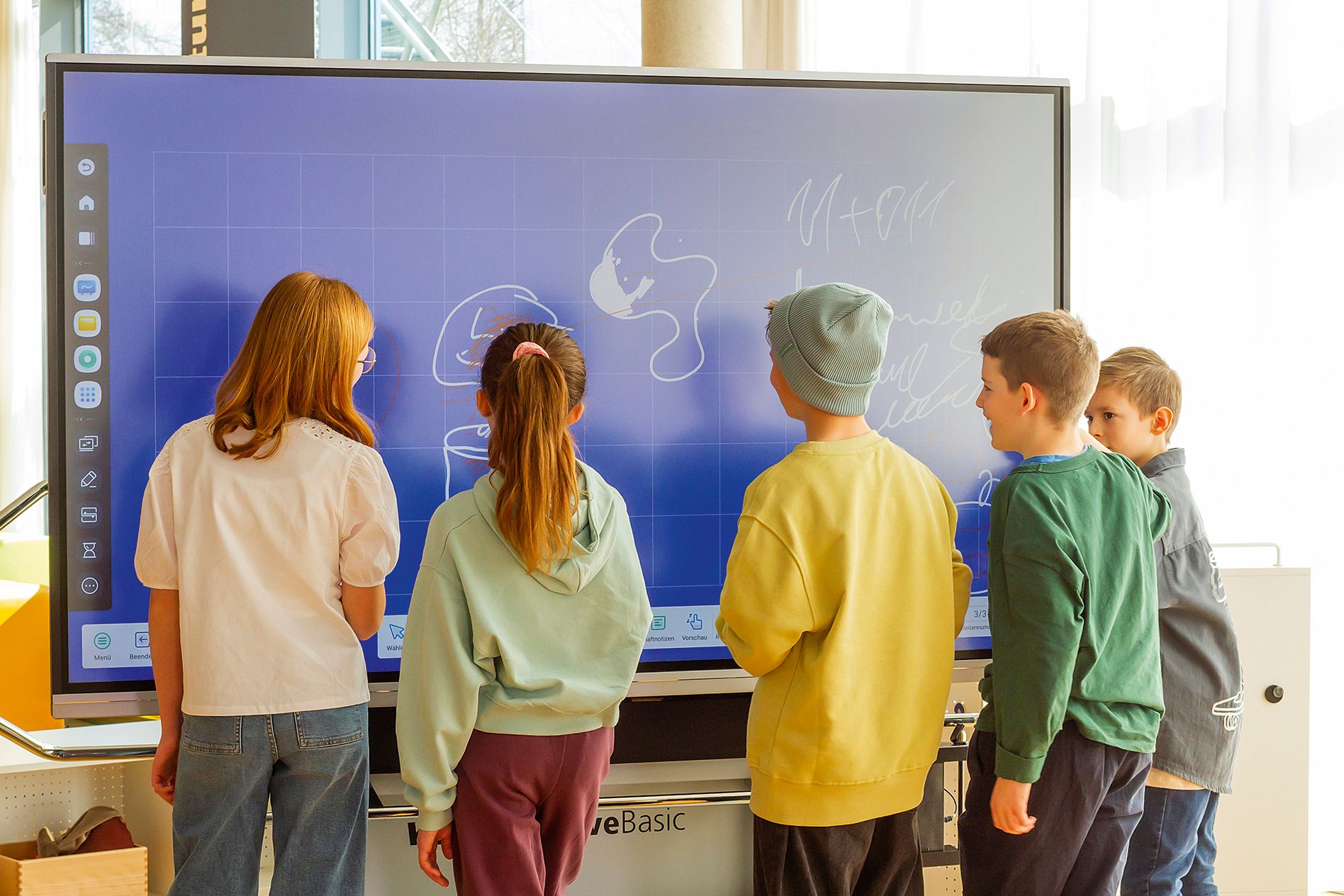 Les enfants apprennent ensemble sur le tableau interactif InteractiveBasic de VS