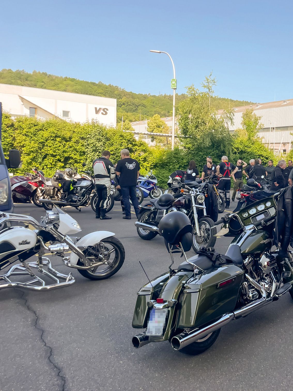 Motorräder auf dem VS-Parkplatz beim Biker-Ausflug von VS