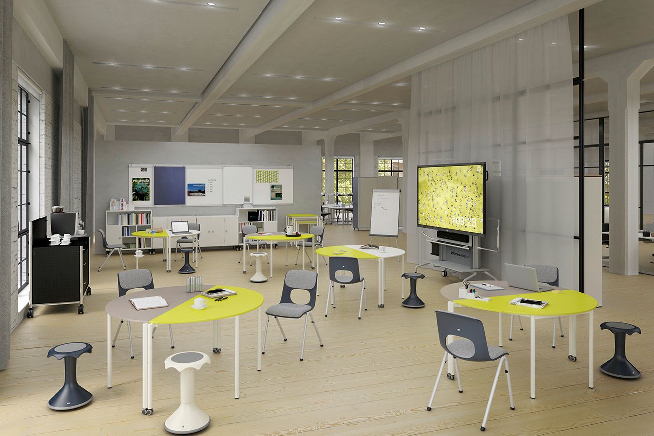 Fachraum mit Makerspace-Atmosphäre für Gruppen- und Projektarbeit in der Beruflichen Bildung mit NF-Compass-Tischen und Stakki-Hockern von VS