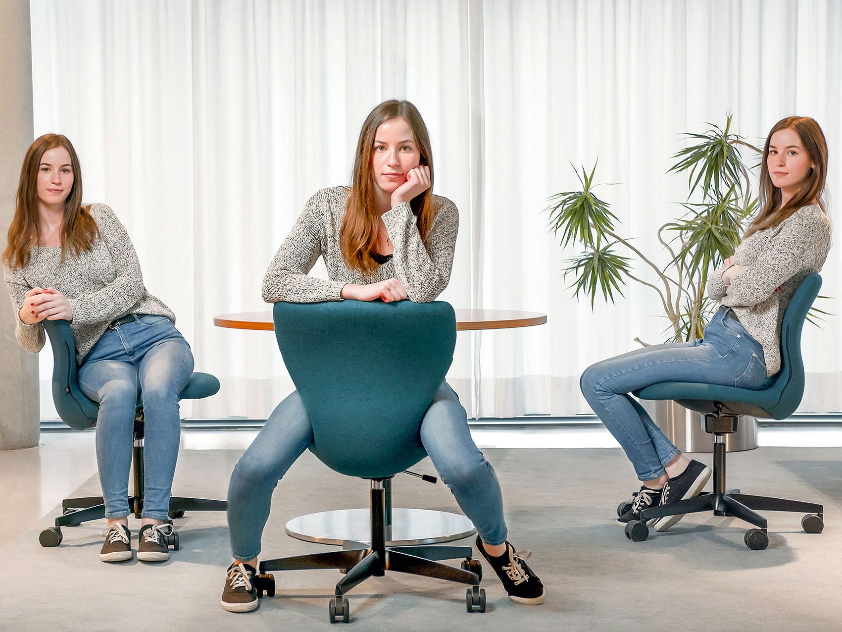 Frau in drei verschiedenen Sitzpositionen auf gepolstertem Drehstuhl PantoMove-Soft von VS: seitlich, rittlings und frontal.