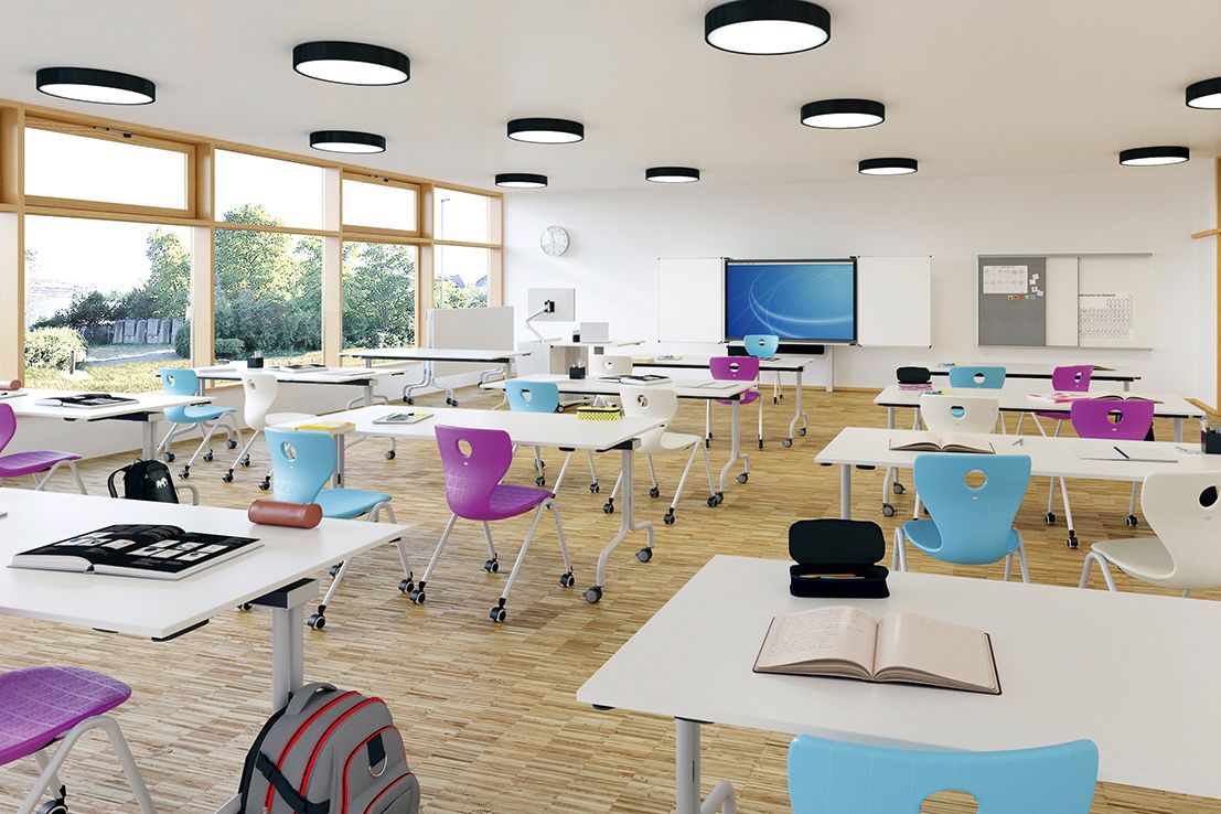 Salle de classe moderne avec les tables rabattables FlipTable, les chaises scolaires mobiles Compass-LuPo et un tableau blanc interactif MediaPilon de VS