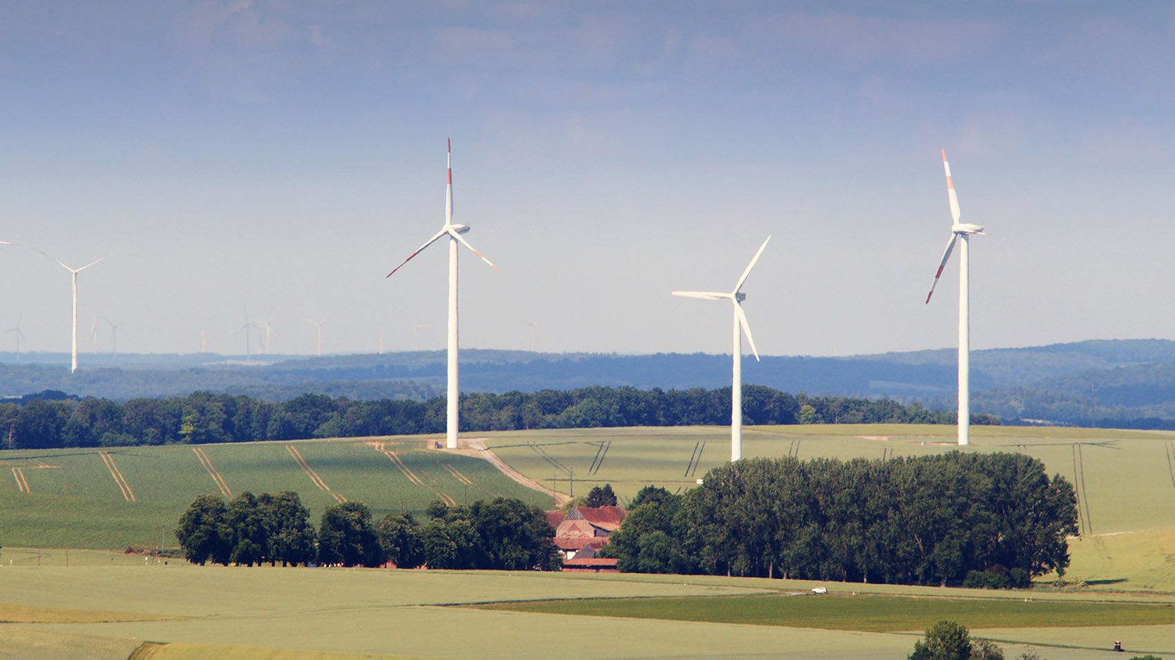 Windräder auf Feldern im Taubertal