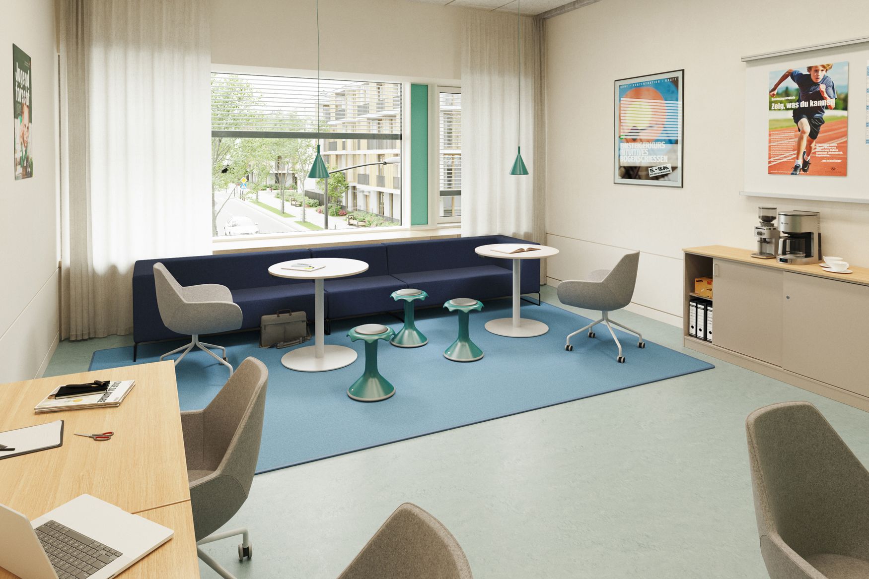 Salon des enseignants avec canapé bleu, chaises pivotantes, tabourets Hokki, tables hautes et poste de travail individuel de VS