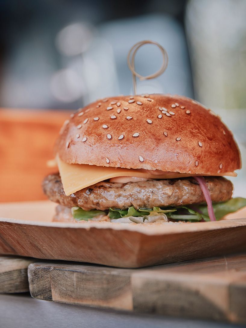 Ein Burger in einer Holzschale beim Tag der offenen Tür der VS