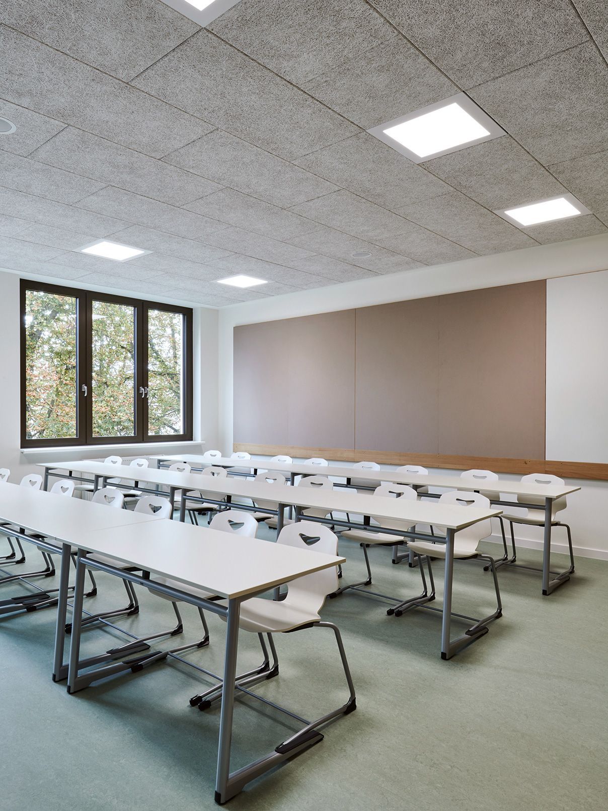 A classroom at the Albert Einstein school in Frankenthal, furnished by VS with Uno-C skid-tables and JUMPER Ply Active students' chairs