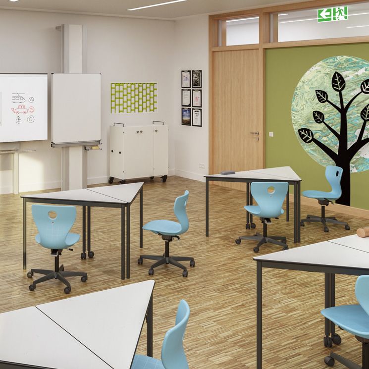 Klassenzimmer mit Schülertischen TriTable und Schülerdrehstühlen PantoMove von VS