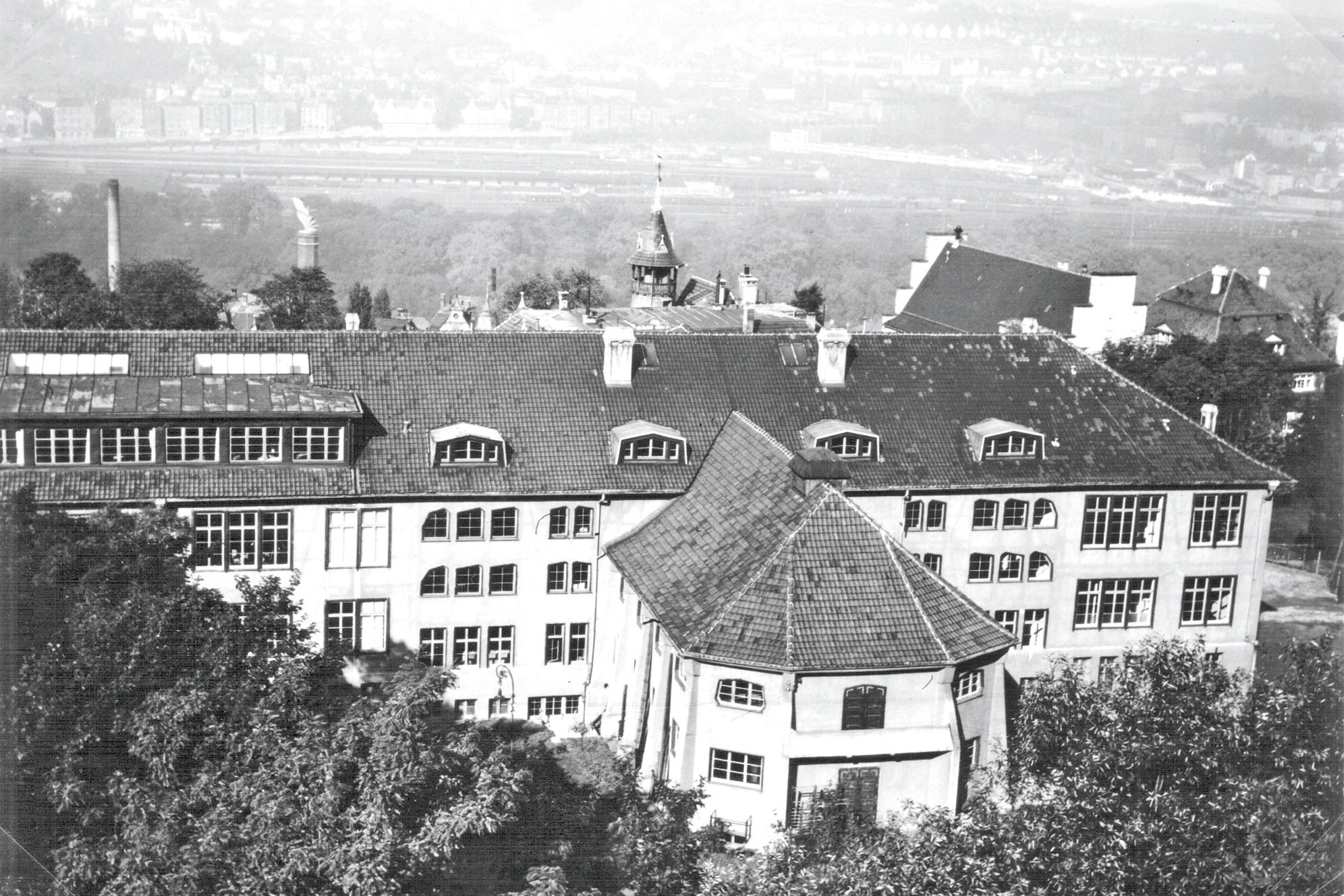 Black and white image of the main building of the Uhlandshöhe Waldorf School in Stuttgart