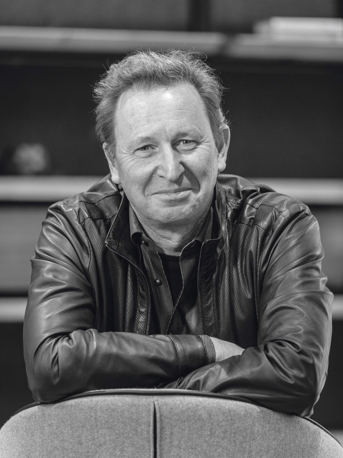 Portrait des Designers Martin Ballendat, der den Hocker Stakki von VS entworfen hat