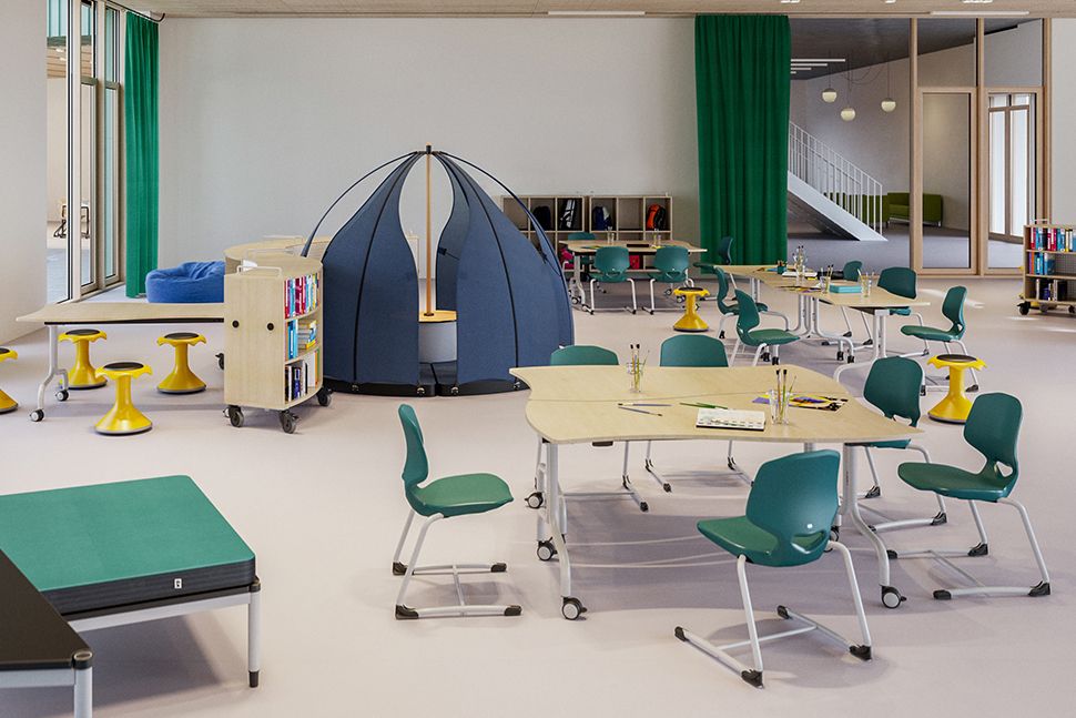 Moderne Lernumgebung mit geschwungenen Tischen FlipTable, Schulstühlen JUMPER Air Active, Hockern Hokki und bodennahen Sitzelementen und dem Zelt der Serie FloorFriends von VS