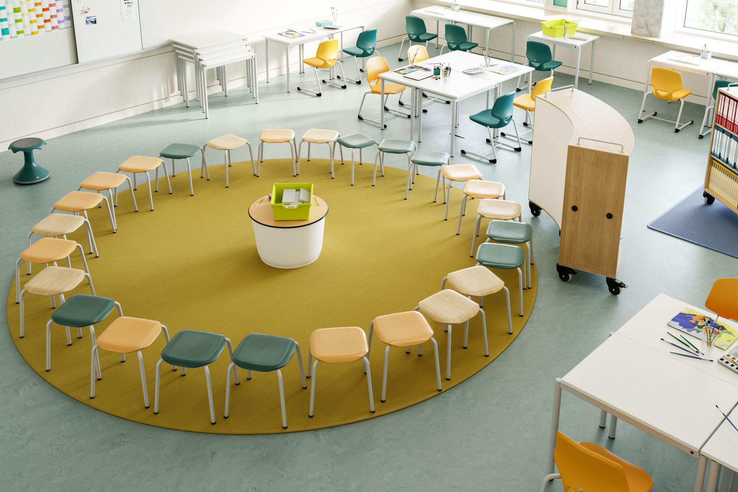 Salle de classe polyvalente pour l'école primaire, équipée d'un cercle de tabourets, de tables empilables, de chaises cantilever et d'une étagère mobile de VS