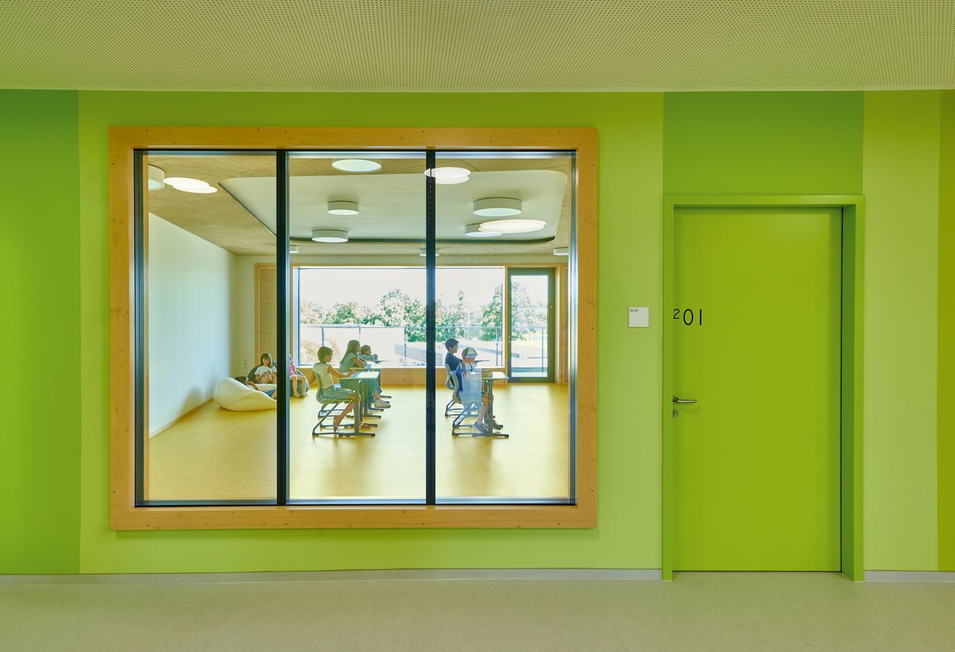 Chambre avec des murs verts et une fenêtre, mobilier de l'école GMS Filderstadt, réalisé par VS Mobilier.