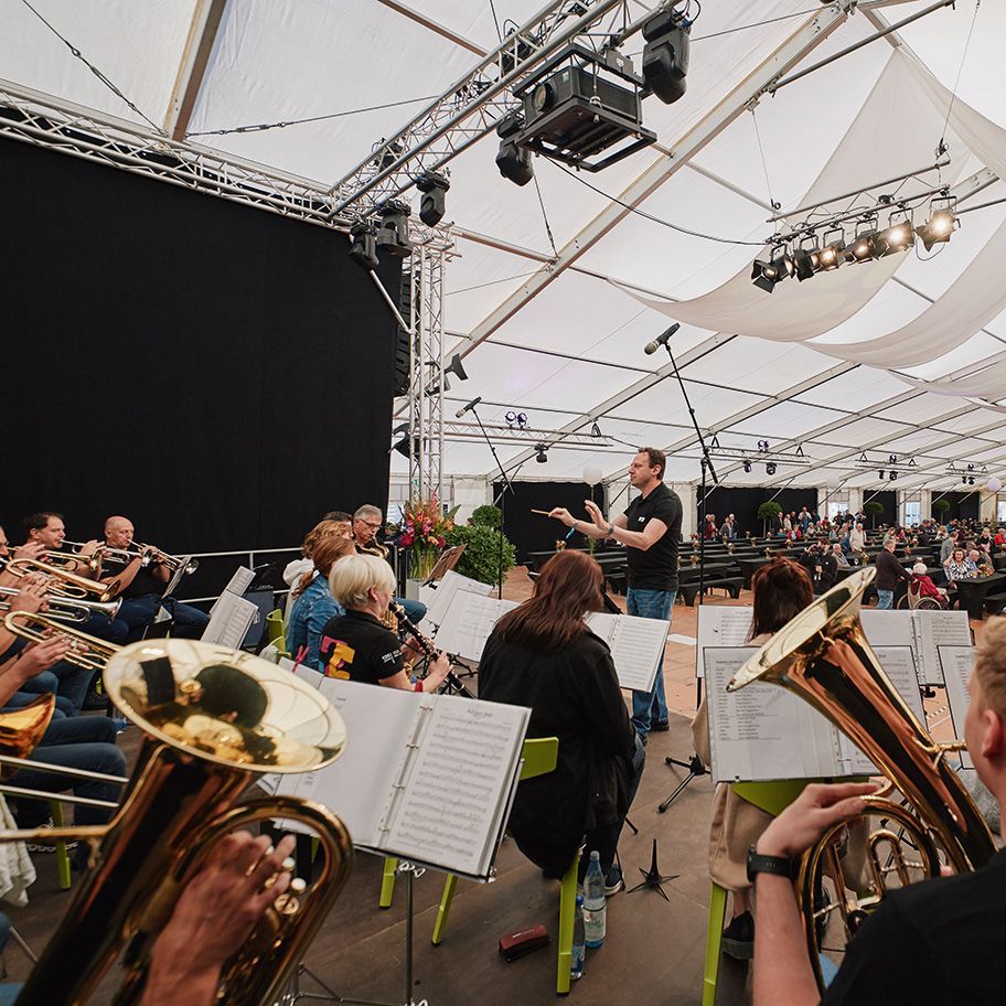 Die Betriebskapelle von VS spielt Musik beim Betriebsfest zur Feier von 125 Jahren VS.