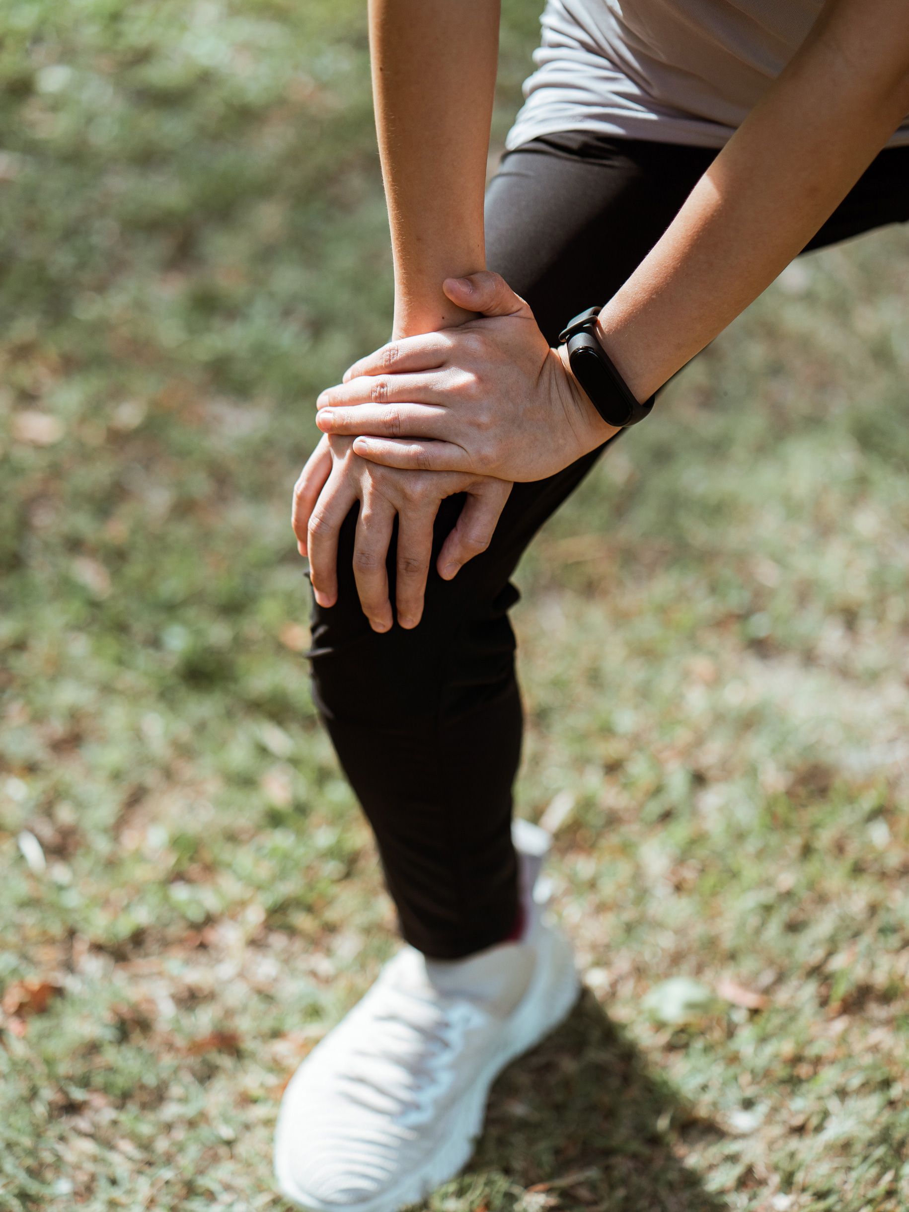 Une personne s'appuie sur le genou pour les exercices d'étirement