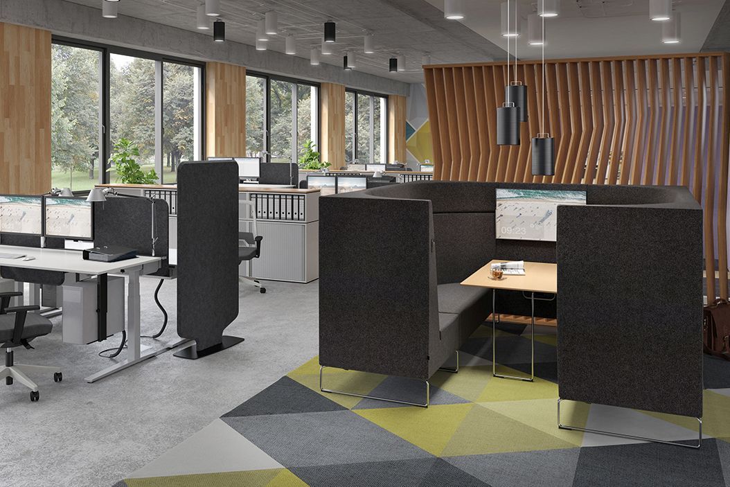 The anthracite-coloured seating element Vis-a-vis HiBack from the Lounge series serves as a loosely partitioned meeting space next to workstations.