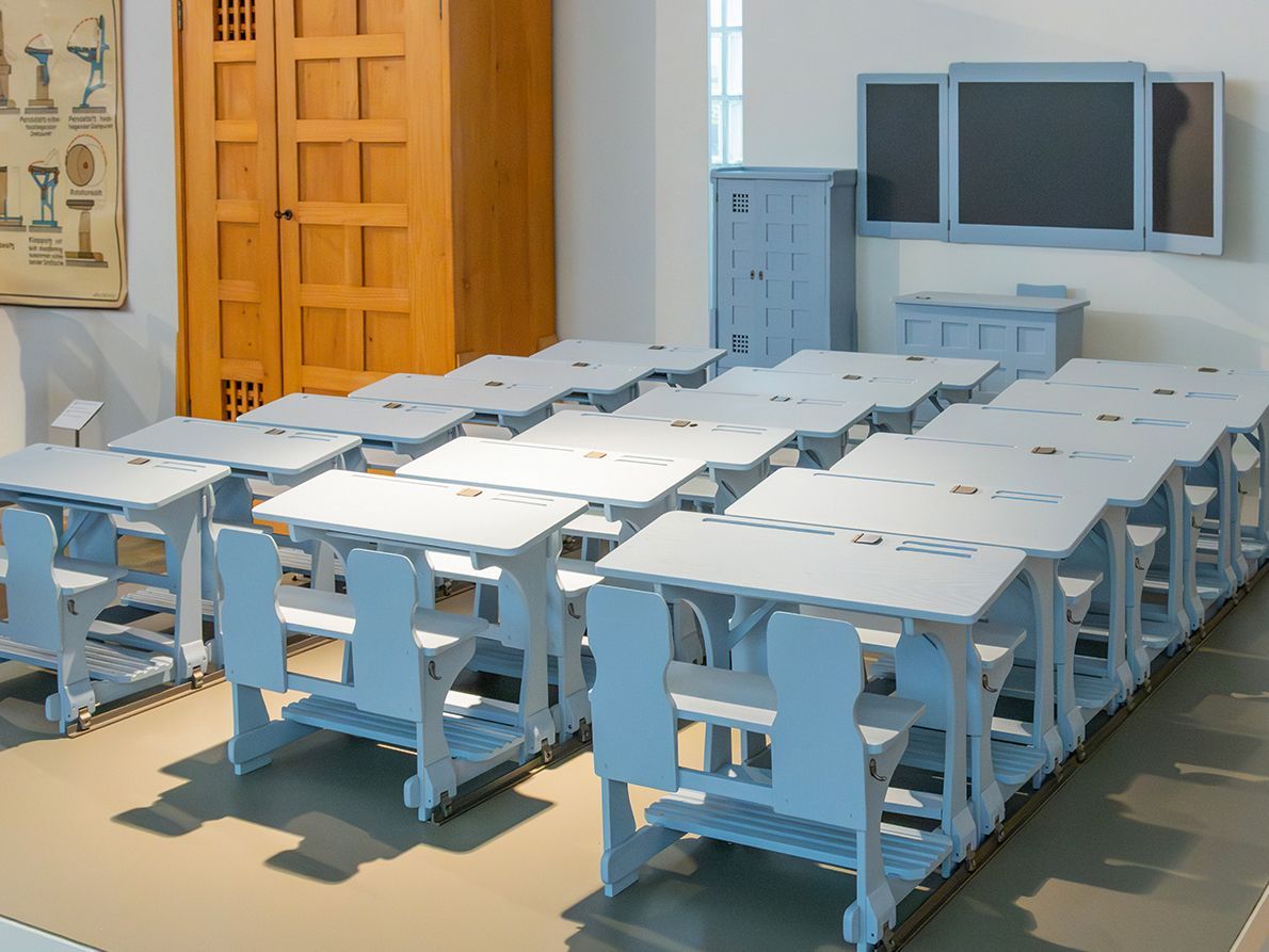 Ein Modell eines Klassenzimmers im Schulmuseum VS