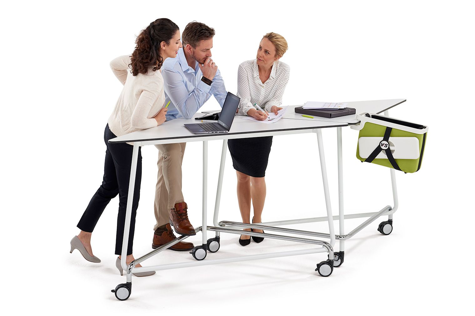 Three people have a discussion at triangular VS standing tables TriUnion