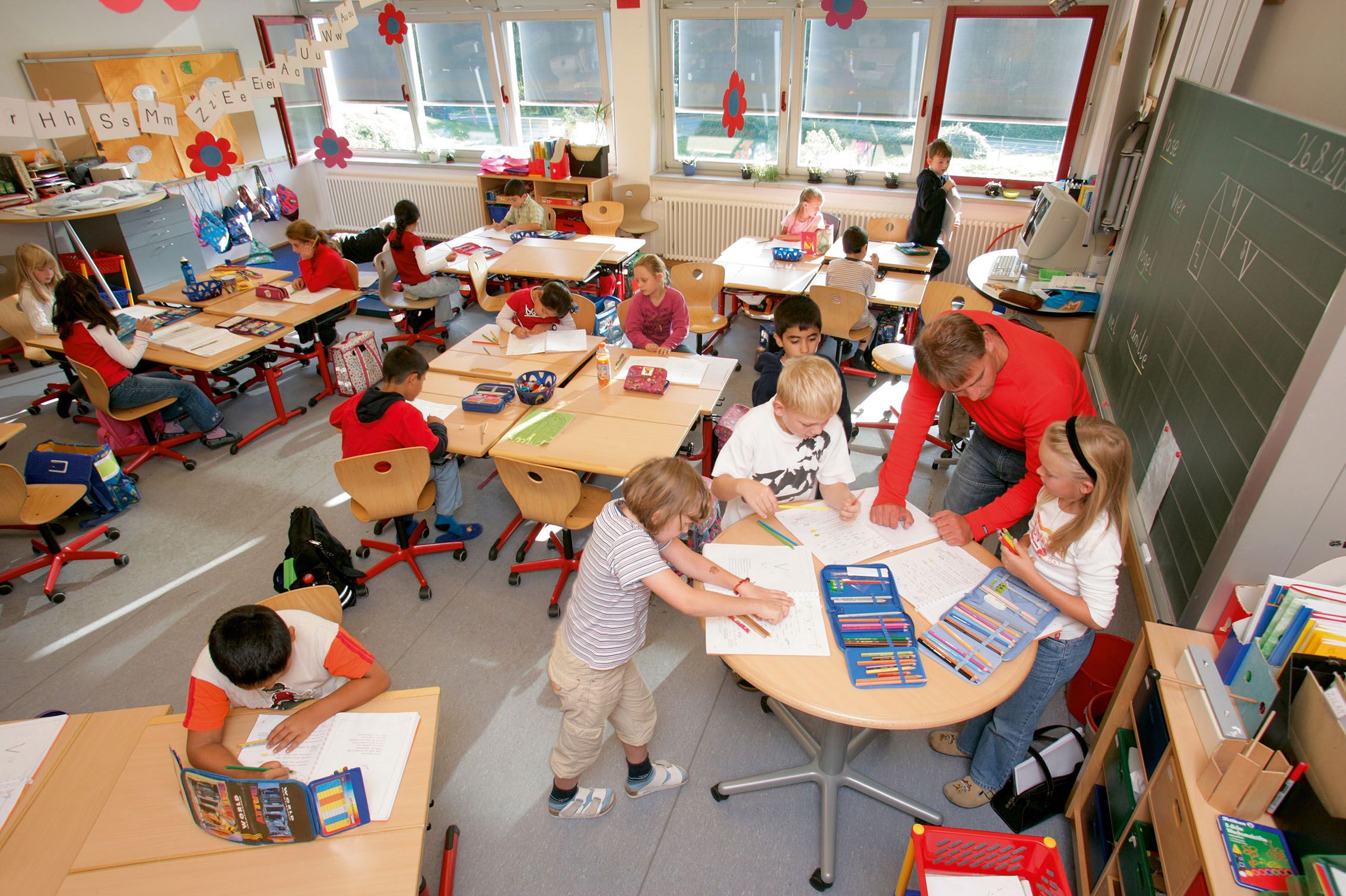 Ein Klassenzimmer der Fridtjof-Nansen-Schule ausgestattet mit VS Möbeln wie Kufentischen und PantoMove-VF Drehstühlen