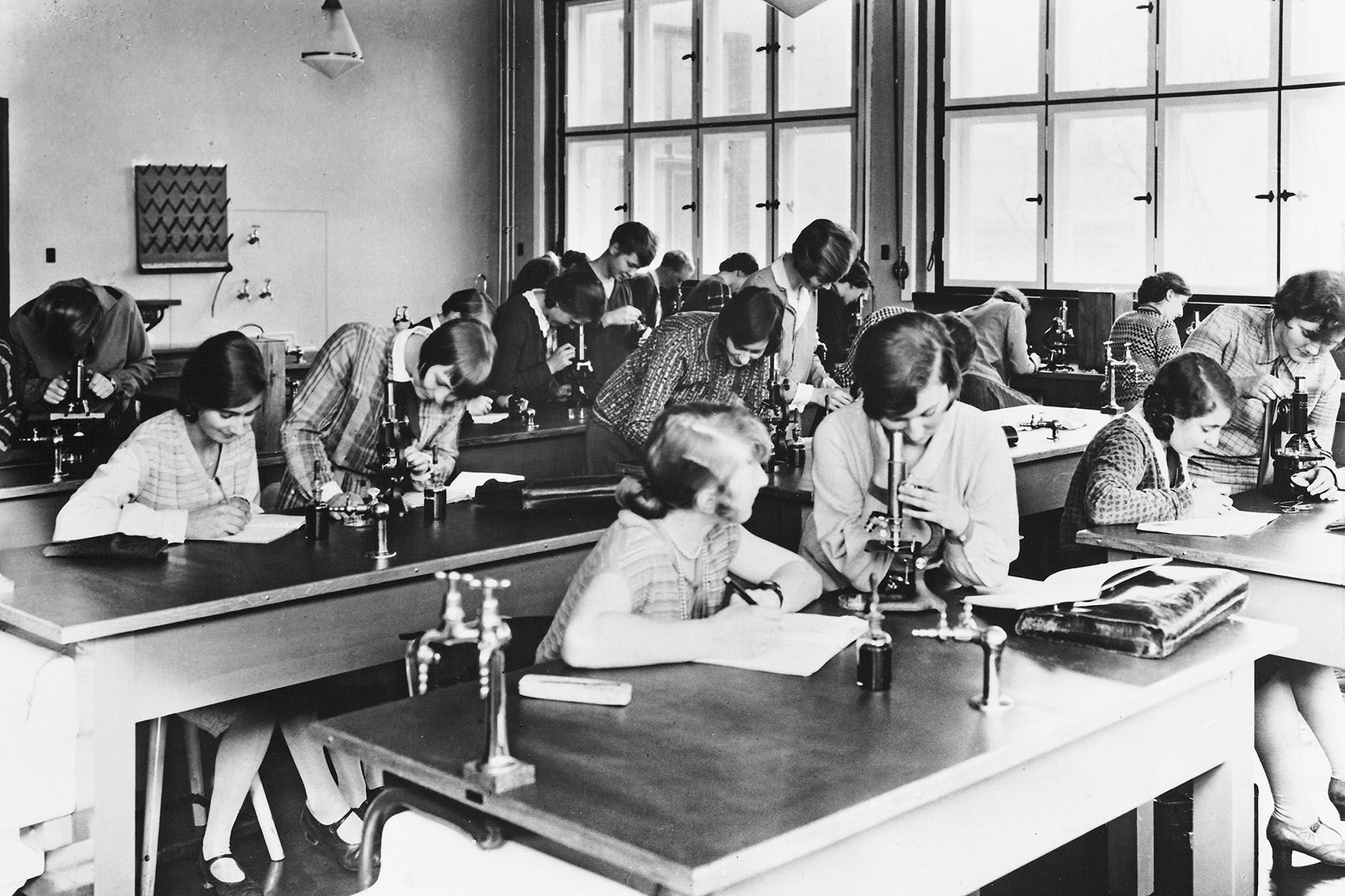 Science labs at the Dorotheen-Lyceum girls' school in Berlin-Köpenick 1928/1929