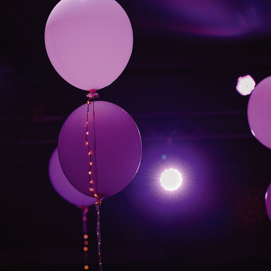 Lila Luftballons mit Lichterketten sorgen beim Betriebsfest 125 Jahre VS für Ambiente.