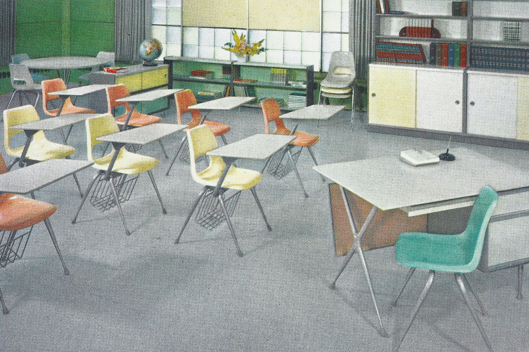 Schulstühle der amerikanischen Firma Brunswick um 1958. Die Sitz-Lehnen-Schalen wurden aus Glasfaser-verstärktem Kunststoff hergestellt, die Untergestelle aus Stahlrohr.