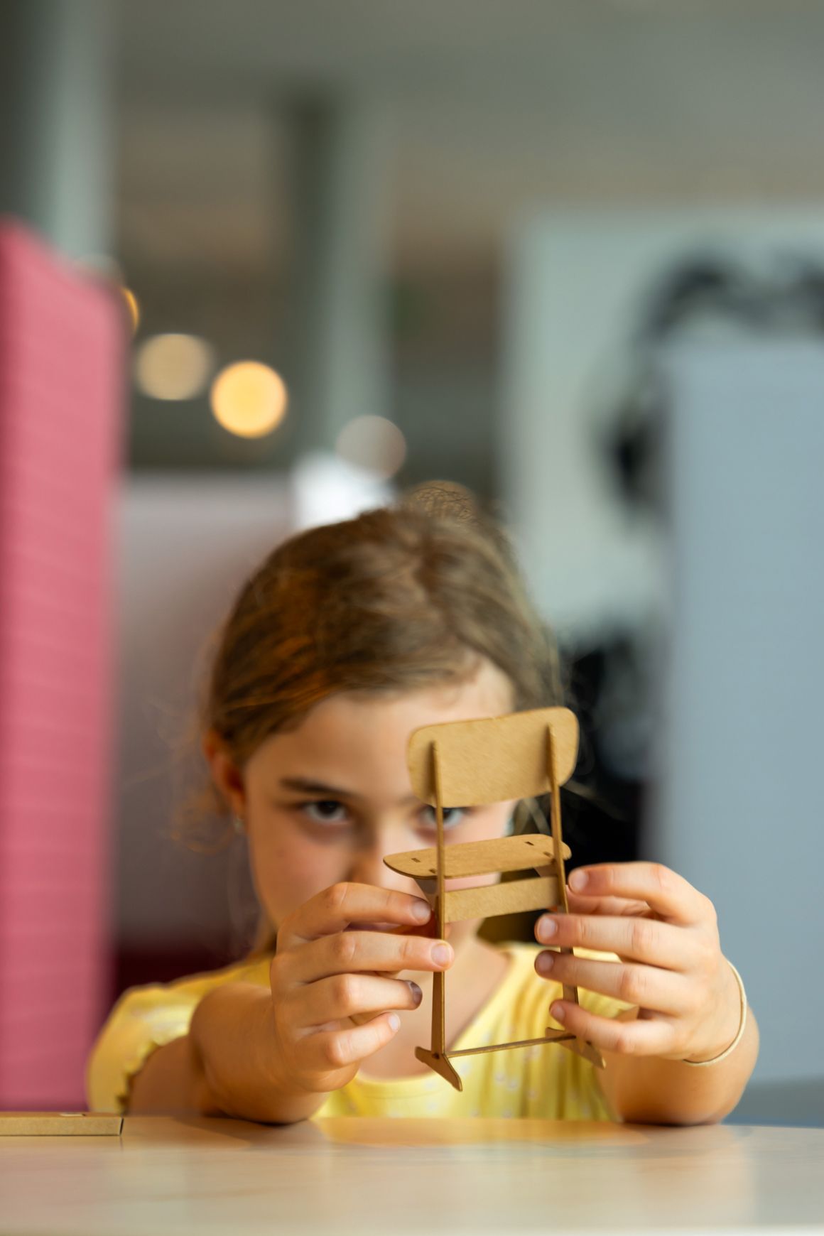 Kleines Mädchen spielt mit einem Mini-Kufenstuhl von VS