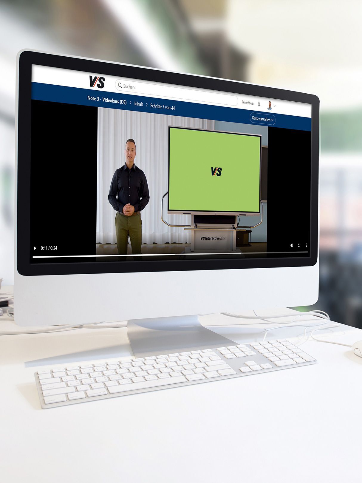 Bildschirm mit einem Erklärvideo aus den online Schulungsmaterialien von VS zu den interaktiven Whiteboards.