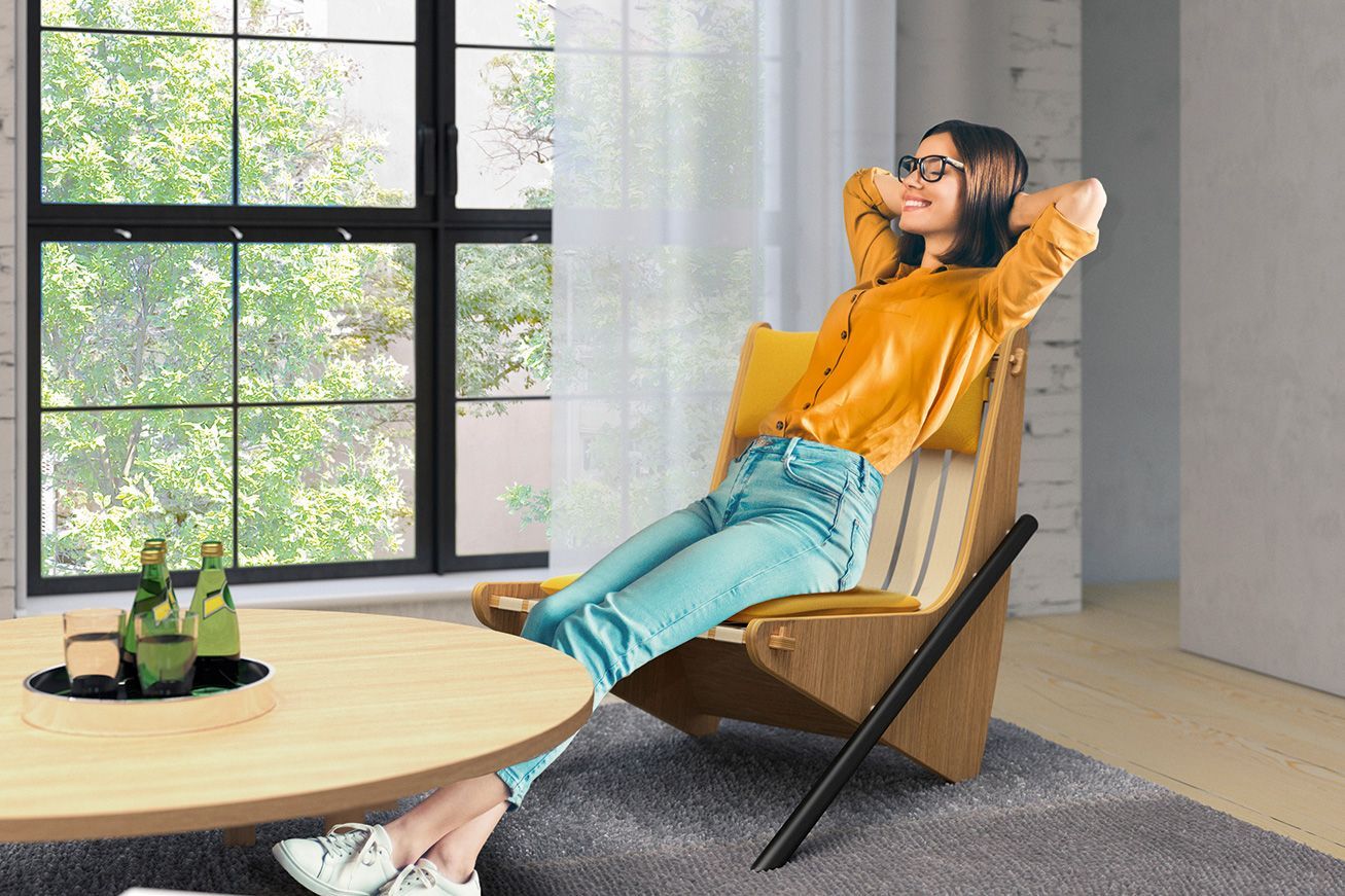 Eine Frau entspannt auf dem stilvollen Boomerang Chair aus der Neutra Furniture Collection by VS.