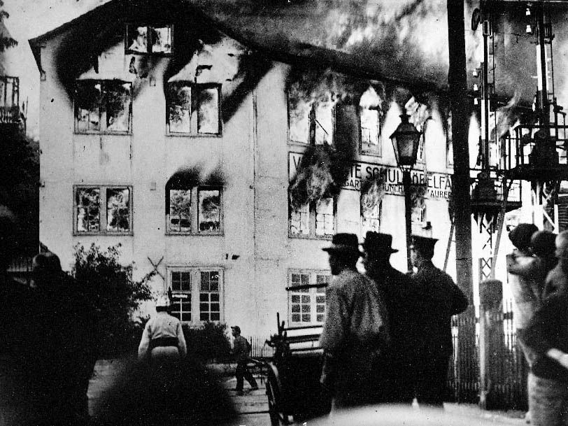 Am 30. August 1923 zerstört ein Brand die Fabrikgebäude von VS mitsamt der darin befindlichen Ware.