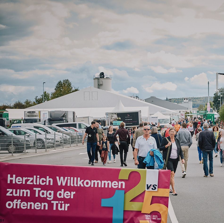 Ein Plakat grüßt die Besucher des Tags der offenen Tür von VS mit „Herzlich Willkommen zum Tag der offenen Tür“