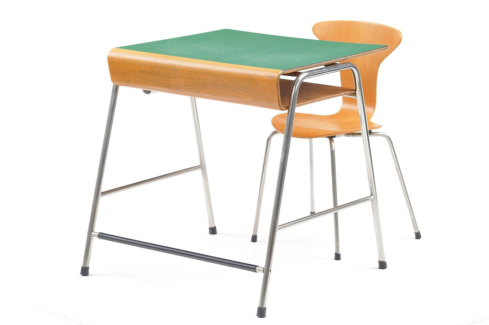Schülerarbeitsplatz von Arne Jacobsen für die Munkegård-Schule in Gentofte. Der Stuhl basierte auf Jacobsens bekanntem Ameisen-Stuhl, Tischplatte und Buchablage sind durchgängig gebogen.