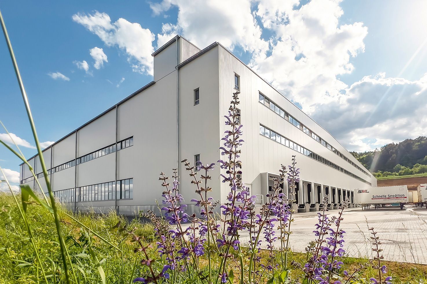 Lavendel vor dem Ladebereich des neuen Werks 7 von VS
