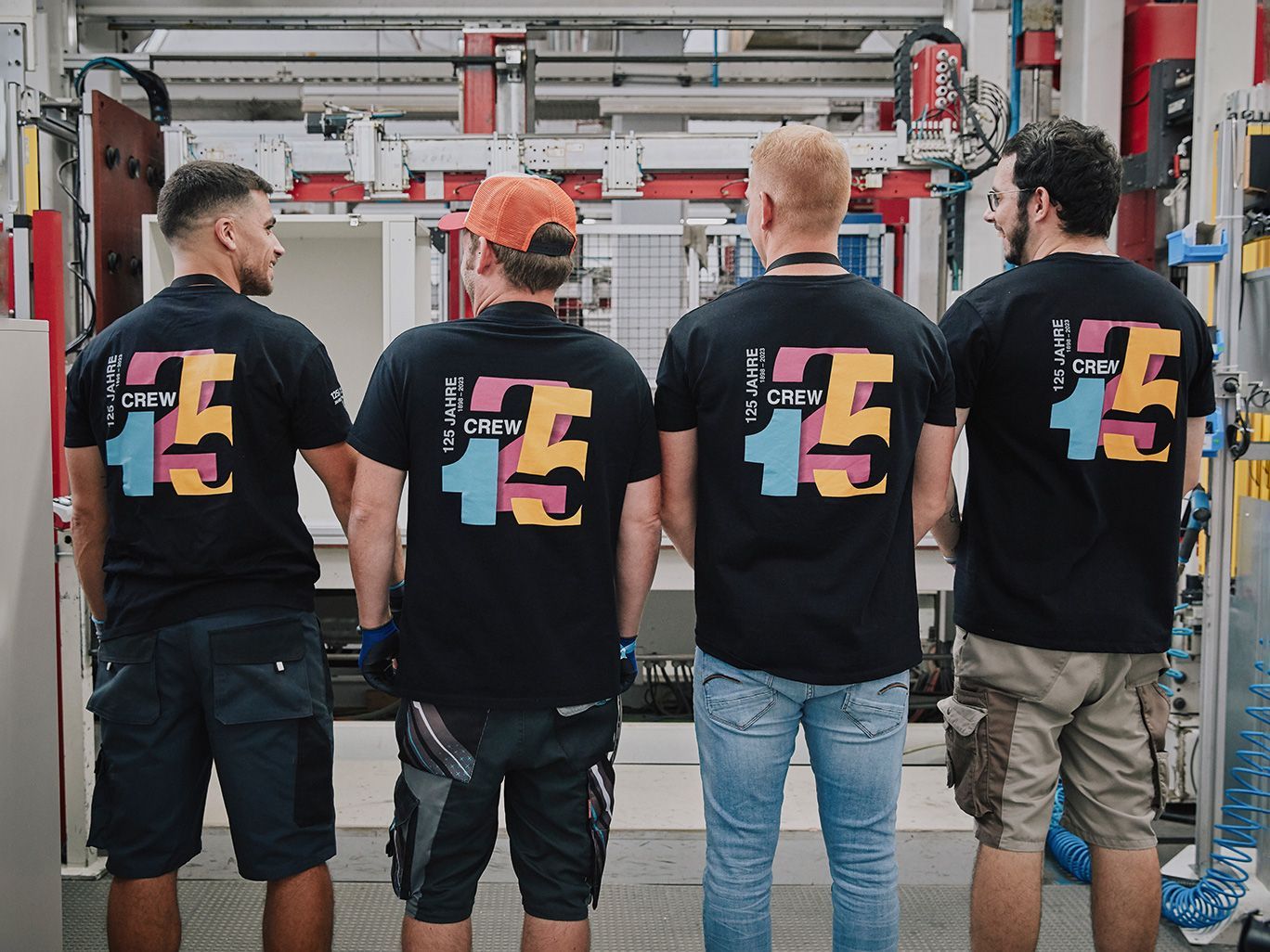 VS-Crew in passenden 125-Jahr-Jubiläums-Shirts beim Tag der offenen Tür von VS