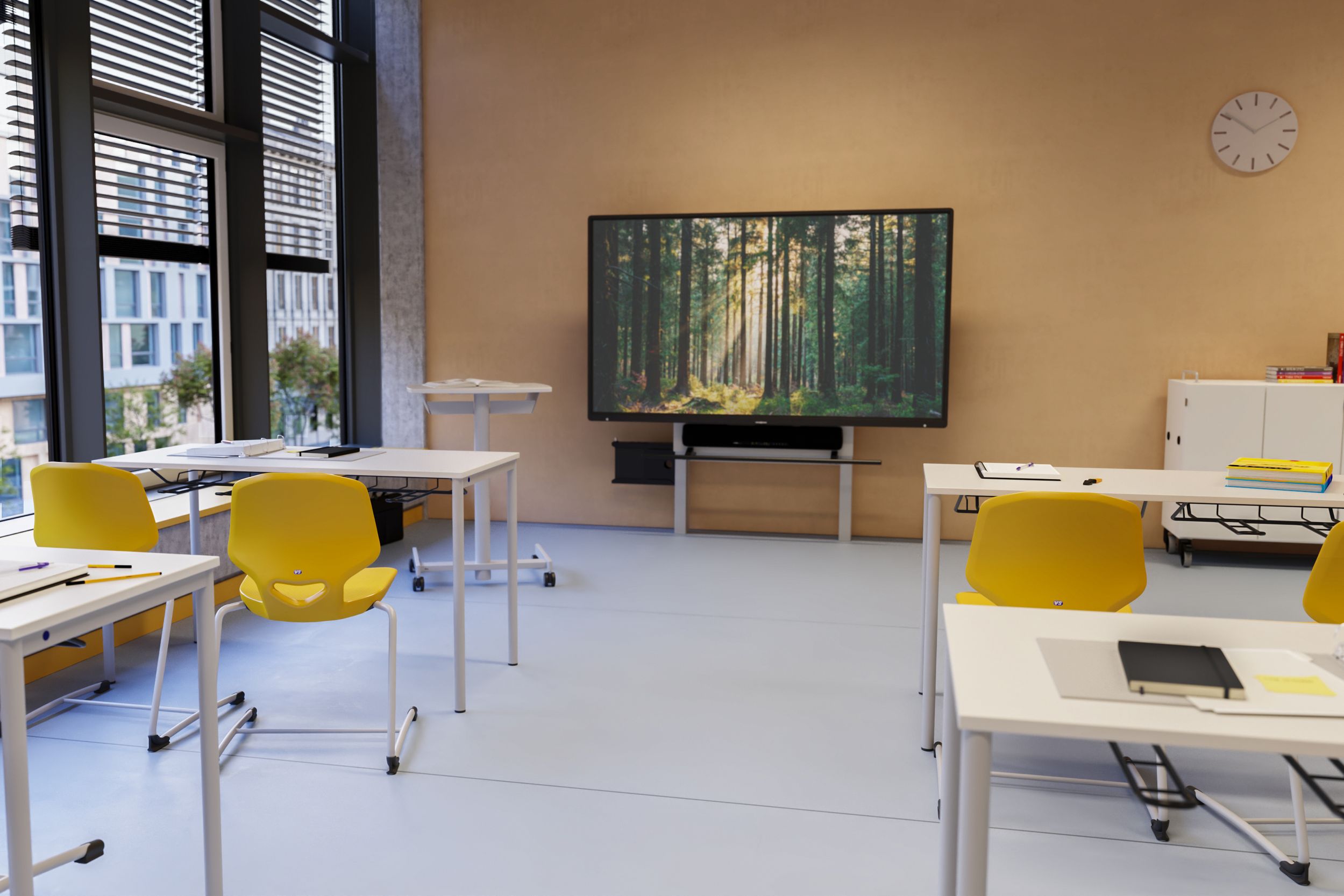 Ausschnitt Klassenzimmer mit gelben Stühlen und weißen Tischen. An der Frontwand Display auf höhenverstellbarem Trägersystem.