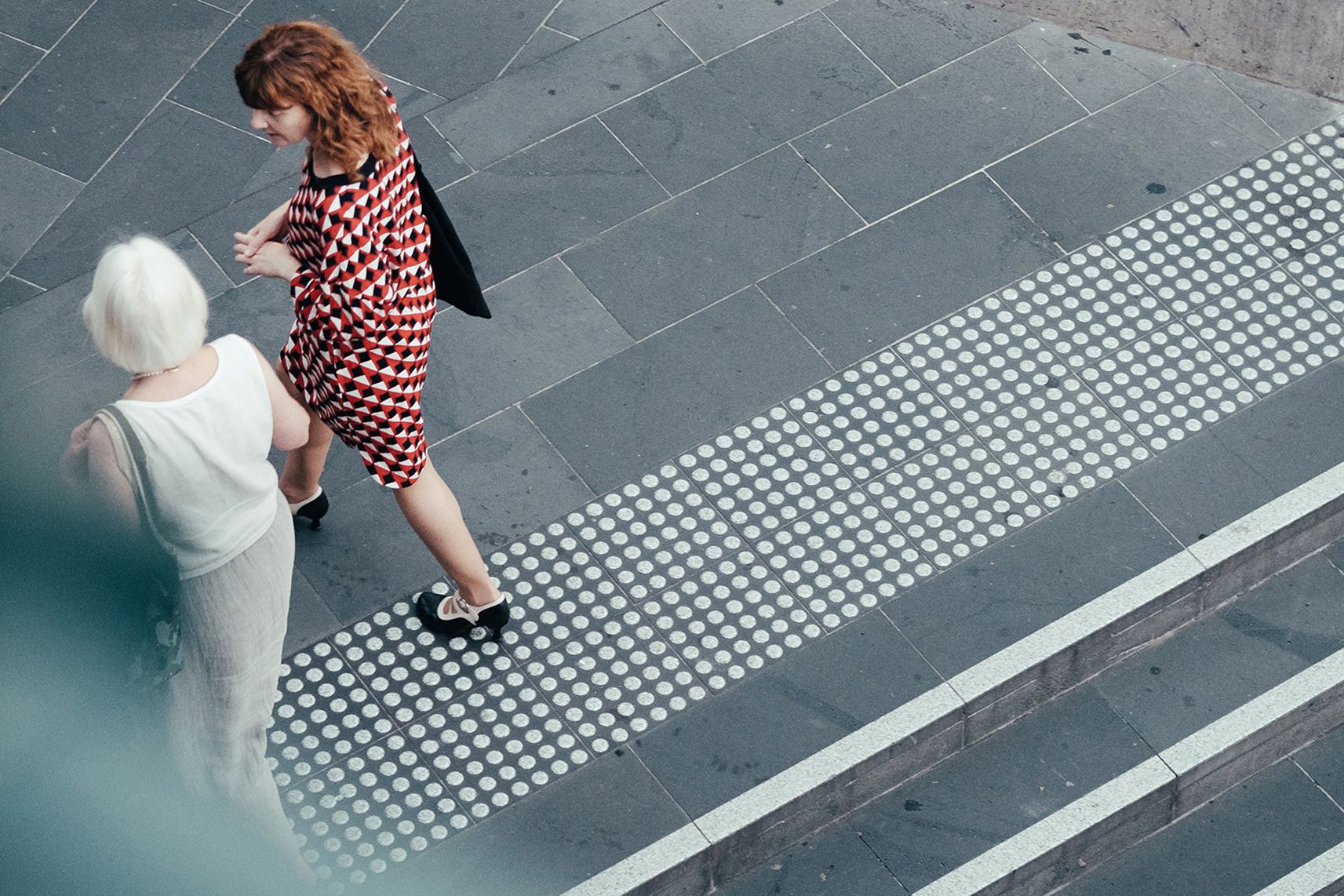 Vue en plongée de deux femmes marchant sur un trottoir