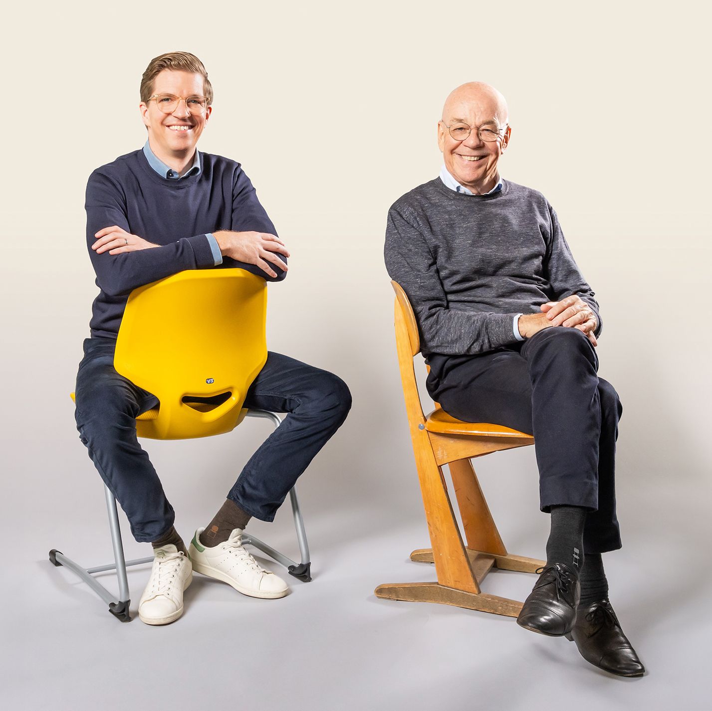 Family business with a longstanding tradition: Managing Director Philipp Müller and Chairman of the Board of Partners Dr Thomas Müller sitting on VS chairs